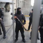 Agentes de policía prestan guardia en la sede del edificio del Servicio de Inteligencia (Sebin)