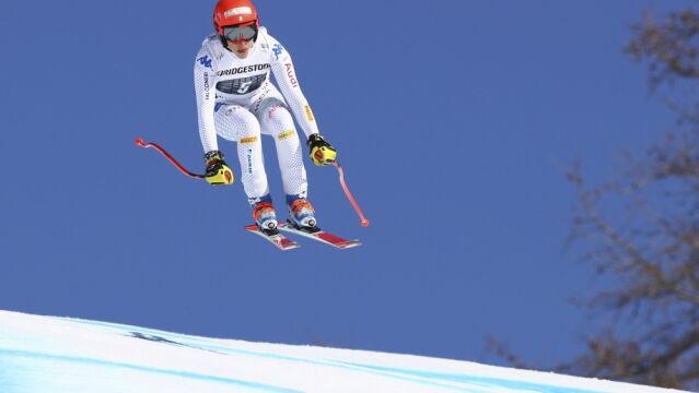 Espectacular imagen de Federica Brignone durante la combinada celebrada en Crans-Montana. AP