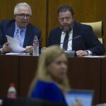 El consejero de Empleo, Empresa y Comercio, José Sánchez Maldonado (izda.), ayer en la Cámara autonómica