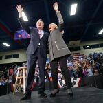 Hillary Clinton, junto al gobernador de Virginia, Terry McAuliffe, durante un mitin