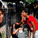 Familiares de reclusos a las afueras de una prisión en el estado de Carabobo después de un motín en el que murieron más de 60 presos/REUTERS