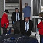 GMiembros de los servicios funerarios con el cuerpo de uno ancianos fallecidos