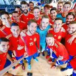 Los jugadores de la Selección, que posan con la nueva camiseta, contarán con Hierro como nuevo enlace con la Federación