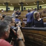 El ministro de Hacienda, Cristóbal Montoro, conversa con la diputada de Coalición Canaria, Ana Oramas