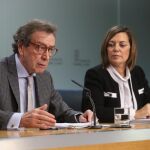 El vicepresidente de la Junta, José Antonio de Santiago-Juárez, junto a la portavoz Milagros Marcos