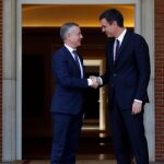 El presidente del Gobierno, Pedro Sánchez (d), saluda al lehendakari, Íñigo Urkullu, en el Palacio de la Moncloa. Foto: Efe