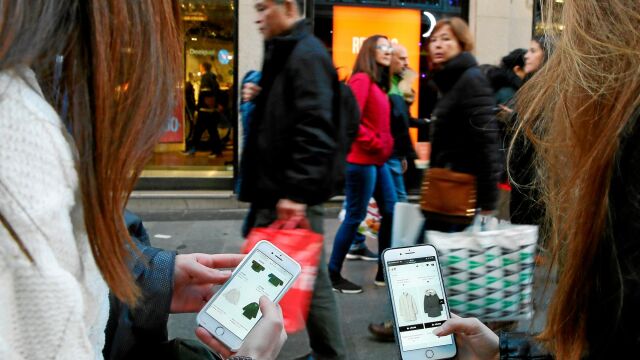 Adiós a las colas y codazos, ahora las compras se realizan por el móvil. Foto: Cristina Bejarano