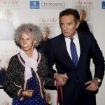 La duquesa de Alba junto a su marido, Alfonso Díez), durante la presentación de su nuevo libro "Lo que la vida me ha enseñado"