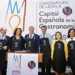 El alcalde de la ciudad, Antonio Silván; el presidente de la diputación, Juan Martínez Majo; la delegada del Gobierno, María José Salgueiro y la consejera Josefa Garcia Cirac, entre otros, presentan «León, manjar de reyes»