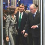 Cuenta Carmen Enríquez en este libro que el monarca «siempre ha hablado públicamente con gran respeto» hacia Doña Sofía.
