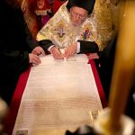 El patriarca ecuménico de Constantinopla, Bartolomeo I, firma el 'tomos' de autocefalía, el documento que otorga a la Iglesia ortodoxa de Ucrania la independencia de Moscú, en Estambul (Turquía) / EFE