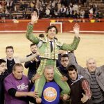 Roca Rey abandona a hombros la Plaza de Toros de Valencia