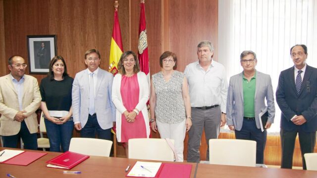 Foto de familia de la consejera de Agricultura, Milagros Marcos, con representantes de los GAL sorianos