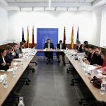 Los miembros de la Comisión de Seguimiento de las obras del AVE, reunidos ayer con el delegado del Gobierno, Diego Conesa, encabezando la mesa