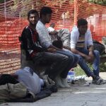 Varios refugiados a su paso por Belgrado