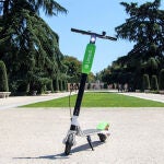 Este nuevo vehículo de movilidad urbana aterrizó en Madrid este verano y cada vez gana más adeptos / Lime