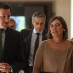 La consejera de Agricultura y Ganadería, Milagros Marcos, conversa con el portavoz del Grupo Parlamentario Popular, Raúl de la Hoz, antes de comparecer en las Cortes regionales