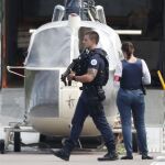 Policías armados custodian el helicóptero utilizado por Redoine Faid para huir. Efe