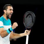 El tenista croata Marin Cilic reacciona durante la semifinal del Abierto de Australia disputada contra el británico Kyle Edmund, en Melbourne, Australia