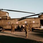 El helicóptero Chinook CH-47 del Ejército de Tierra que ha lanzado el cohete.