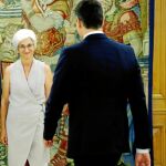 María José Segarra saluda al presidente Sánchez en su toma de posesión como nueva fiscal general