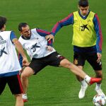 Alcácer trata de quitarle un balón a Morata en la sesión preparatoria de la selección en Las Rozas