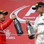 Valtteri Bottas celebra su victoria en el podio junto a Sebastian Vettel (izquierda)