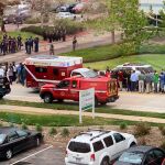 Un equipo SWAT se encuentra peinando los alrededores de la escuela situada en Denver / Ap