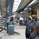 La locomotora y parte del convoy entraron en la estación tras salirse de la vía en la estación de Hoboken en Nueva Jersey