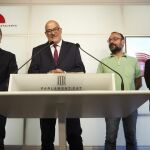El diputado de JxSí, Jordi Orobitg; el presidente de JxSí en el Parlament, Lluís Corominas; el diputado de la CUP, Benet Salellas, y la diputada de la CUP, Gabriela Serra