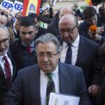 El ministro del Interior, Juan Ignacio Zoido, junto a los policías concentrados frente a la Dirección General de la Policía donde se ha reunido con los sindicatos policiales. Gonzalo Pérez