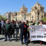 Cabeza de la protesta convocada por la Coordinadora estatal por la Defensa del Sistema Público de Pensiones en Valladolid minutos antes de comenzar su recorrido / Leticia Pérez/Ical