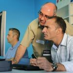 José Alberto Espejo recibe los consejos de Antonio García, coordinador de Utrera, en la clase. José Alberto, totalmente rehabilitado, cumple una condena «por hechos de hace cinco años». Le quedan «seis meses y pico» para salir «más preparado que antes»/ Foto: La Razón
