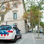 Un coche de la Policía Autonómica, vigilando ya la Llotja de Mar de Barcelona. Foto: Efe