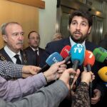 El presidente de la Comunidad de Murcia, Fernando López Miras, acompañado por el presidente del Consejo Jurídico de la Región de Murcia, Antonio Gómez Fayrén, ayer antes del acto de lectura de la memoria del Consejo Jurídico correspondiente a 2017
