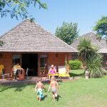 El alojamiento cuenta con cuatro tipos de villas con bungalows de madera