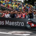 El mundo del motociclismo durante el minuto de silencio en Brno