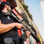 Las fuerzas de seguridad vigilan el centro de Madrid. EFE/Fernando Villar