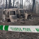 Imagen de la furgoneta en la que han muerto hoy dos personas cuando trataban de huir de uno de los incendios