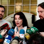 El líder de Unidos Podemos, Pablo Iglesias (d); la diputada de Unidos Podemos Mar García Puig (c); y el líder de Izquierda Unida, Alberto Garzón (i)