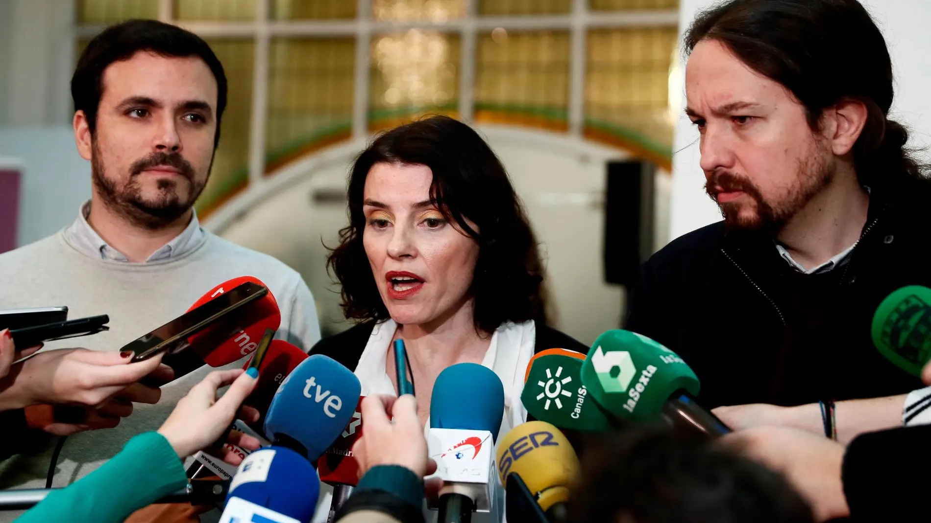 El líder de Unidos Podemos, Pablo Iglesias (d); la diputada de Unidos Podemos Mar García Puig (c); y el líder de Izquierda Unida, Alberto Garzón (i)