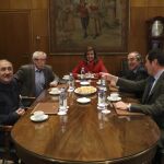 Fátima Báñez, al inicio de la reunión que ha mantenido con los presidentes de CEOE y Cepyme, Juan Rosell y Antonio Garamendi, y los secretarios generales de UGT y CCOO, Pepe Álvarez e Ignacio Fernández Toxo