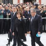 Soraya Sáenz de Santamaría y Juan Ignacio Zoido, que lleva la bufanda de Gabriel en la mano, a su llegada al funeral por Gabriel