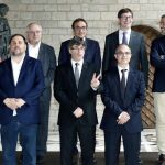 El vicepresidente y conseller de Economía, Oriol Junqueras; el presidente de la Generalitat, Carles Puigdemont; y el de Presidencia y portavoz del Govern, Jordi Turull, (segunda fila, de i a d) la de Trabajo, Dolors Bassa; el de Cultura, Lluís Puig; el de Territorio, Josep Rull; el de Justicia, Carles Mundó; y el de Empresa, Santi Vila