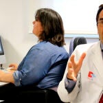 Benedicto Crespo-Facorro, responsable del grupo de investigación de Psiquiatría, y Diana Tordesillas, técnico responsable de la Unidad de Neuroimagen del IDIVAL. / CIBER