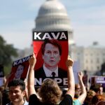 Manifestantes protestan contra la nominación de Brett Kavanaugh como juez del Tribunal Supremo, ayer frente al Capitolio en Washington