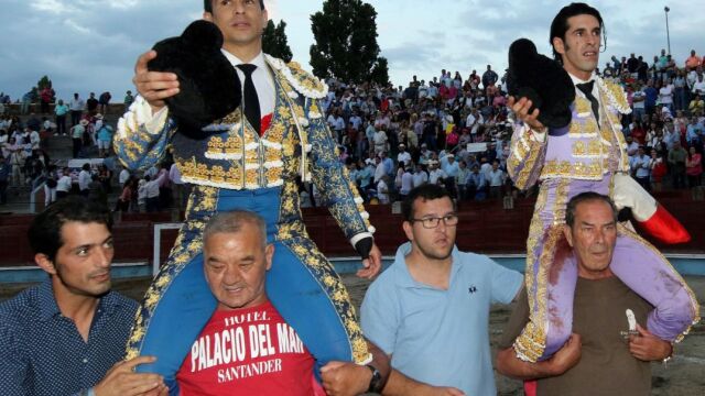 Manzanares y Talavante abandonan a hombros la Plaza de Toros de Segovia / EFE