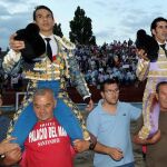 Manzanares y Talavante abandonan a hombros la Plaza de Toros de Segovia / EFE