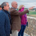 El presidente de la Diputación de Valladolid, Jesús Julio Carnero, junto al alcalde de Urueña, Francisco Rodríguez