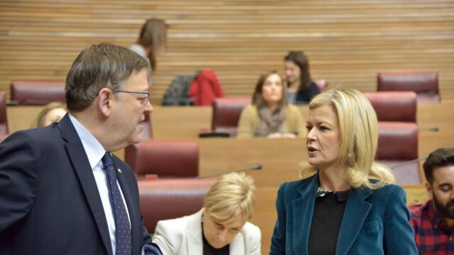 La consellera Bravo charla con el presidente Puig en Les Corts, en una imagen de archivo